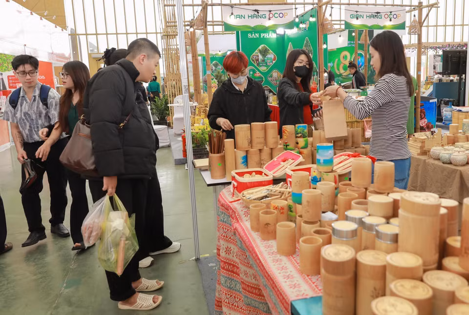 清化省升寿竹制品合作社的竹杯、竹吸管、竹水瓶等环保产品在展会上备受青睐。图自 越通社