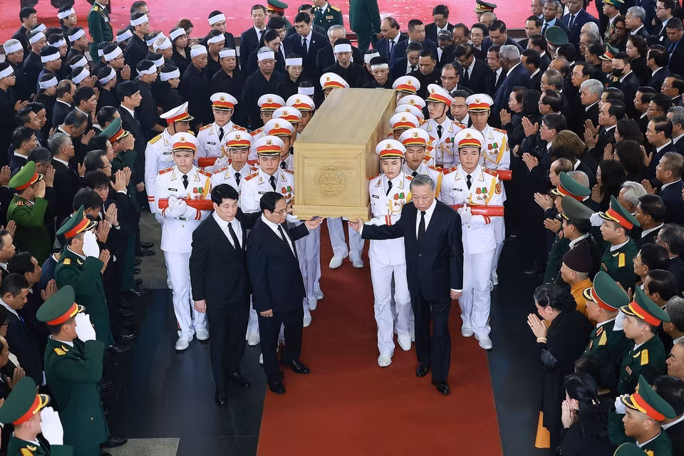 越南党和国家领导人为阮富仲总书记送行。图自 越通社