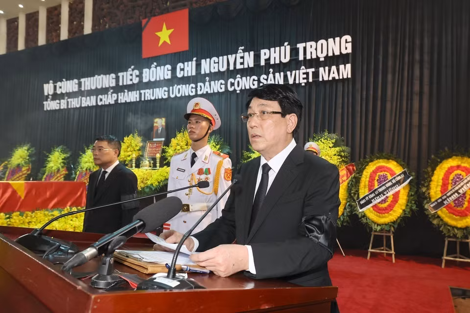  越共中央政治局委员、中央书记处常务书记、葬礼组委会主任梁强同志主持追悼会。图自越通社