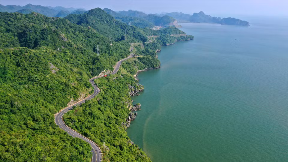 沿着吉婆岛环海路蜿蜒而行，游客就来到吉婆群岛。图自越通社/越南画报