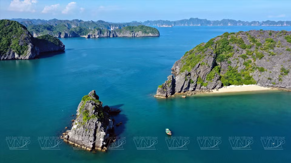 沿着婉婷曲折的吉婆岛环海路行驶，放眼望去兰夏湾的景色尽收眼底。图自越通社/越南画报