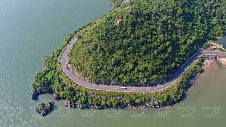 从高处俯瞰吉婆岛环海路美如画。图自越通社/越南画报