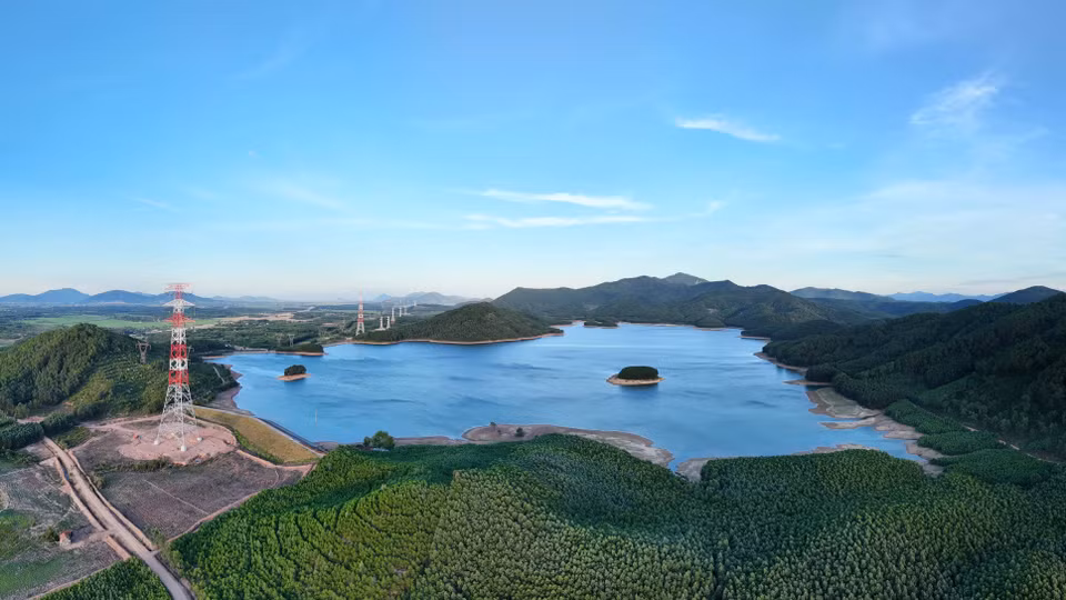 横跨河静省锦川县 上绥湖时，第135 号电杆起到支撑架空导线的作用。图自 越通社
