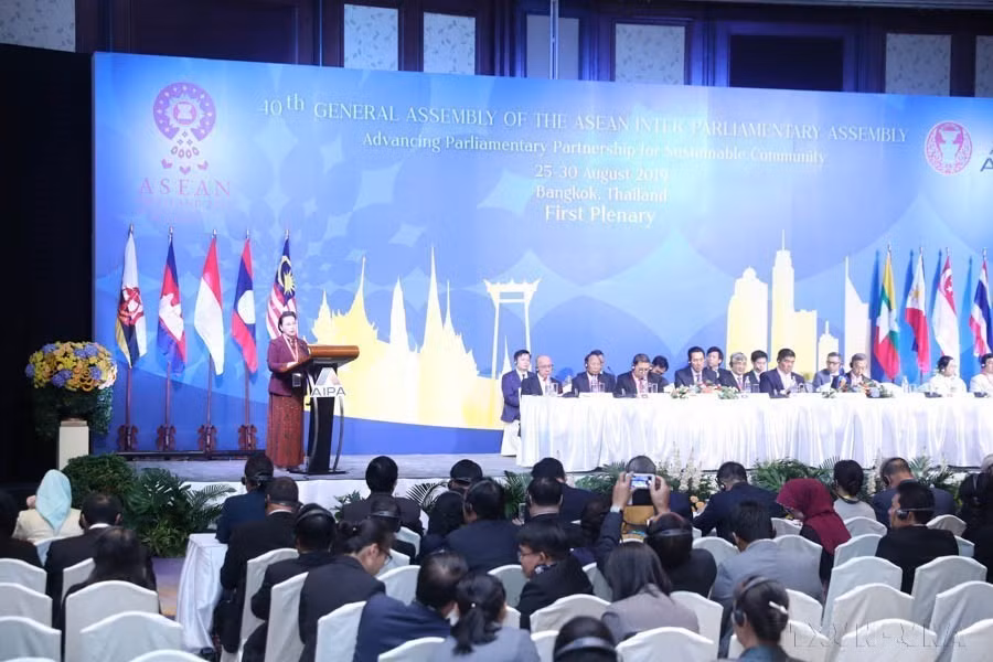 越南国会主席阮氏金银在2019年8月26日在泰国曼谷举行的第40届东盟议会联盟大会全体会议上发表重要讲话。图自 越通社