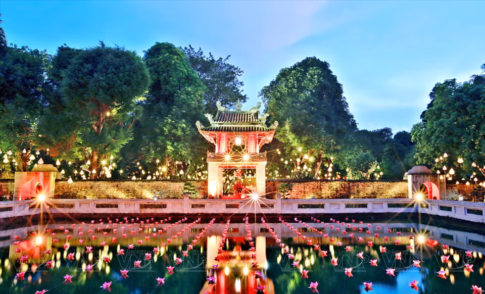 夜幕降临的文庙国子监璀璨夺目。图自 越通社《越南画报》