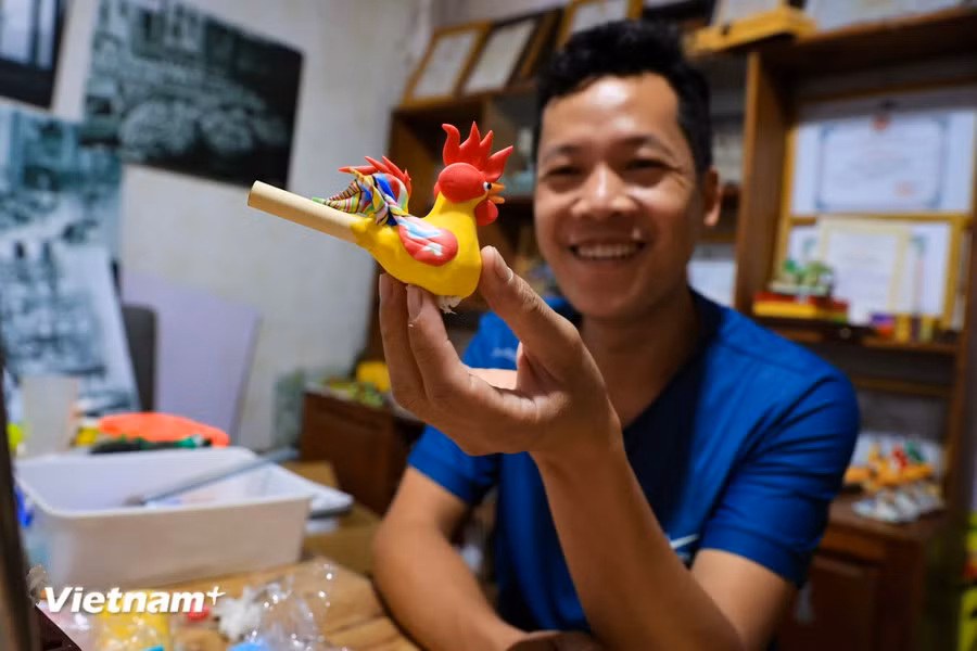 邓文厚艺人的保护传承传统手工艺业之路并不平坦，但他一直努力克服种种困难，致力捏塑这一手工艺业薪火相传。图自 越通社Vietnam+