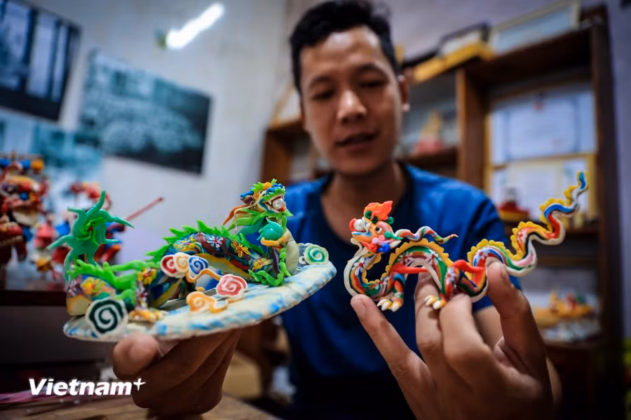 这两个龙形作品采用了两种风格：一是李朝时期的龙形，二是阮朝时期的龙形，展现了不同历史时期的龙文化特色。图自 越通社Vietnam+