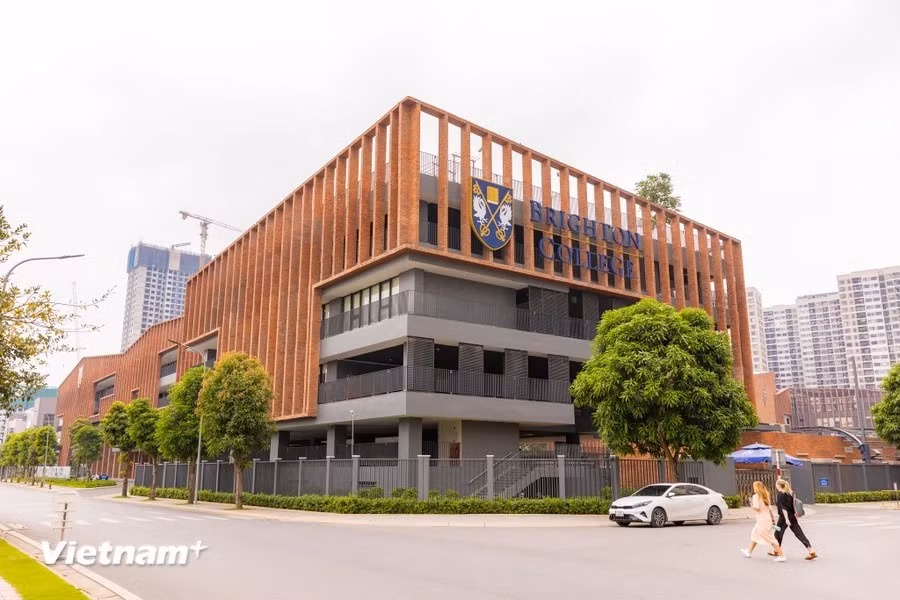布莱顿学院越南分校位于河内Vinhomes Ocean Park 都市区，占地3.4公顷，拥有现代化的基础设施，满足英国严格标准，为5至18岁的学生提供一个充满创意的学习环境。图自越通社