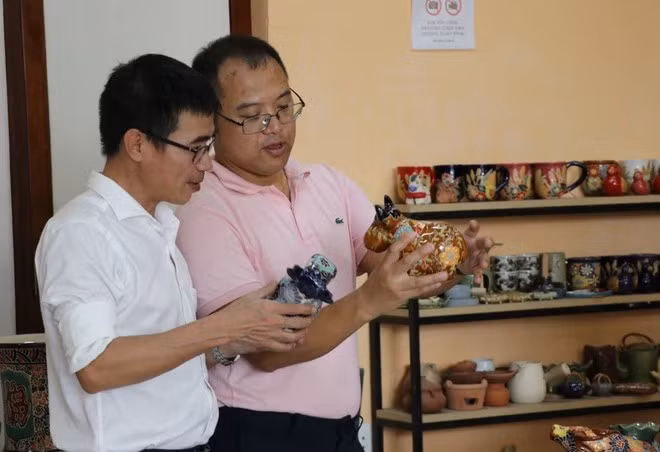 边和陶瓷产品颇受陶器爱好者的青睐。图自越通社
