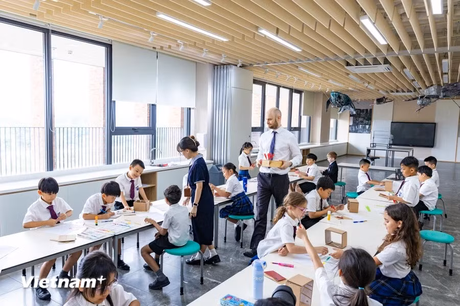 布莱顿学院越南分校分为Hampden、Fenwick、Chichester及Ryle等4栋教学楼。其名称是以对布莱顿学院发展做出巨大贡献的人物名字命名。图自越通社