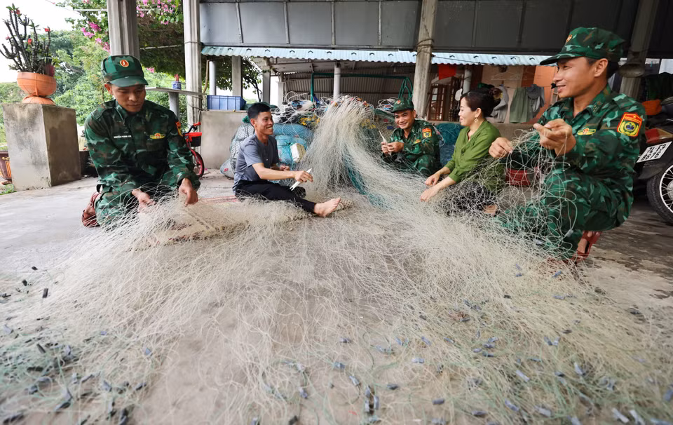 草洲岛边防哨所的战士与岛上渔民之间的军民情谊深。图自越通社