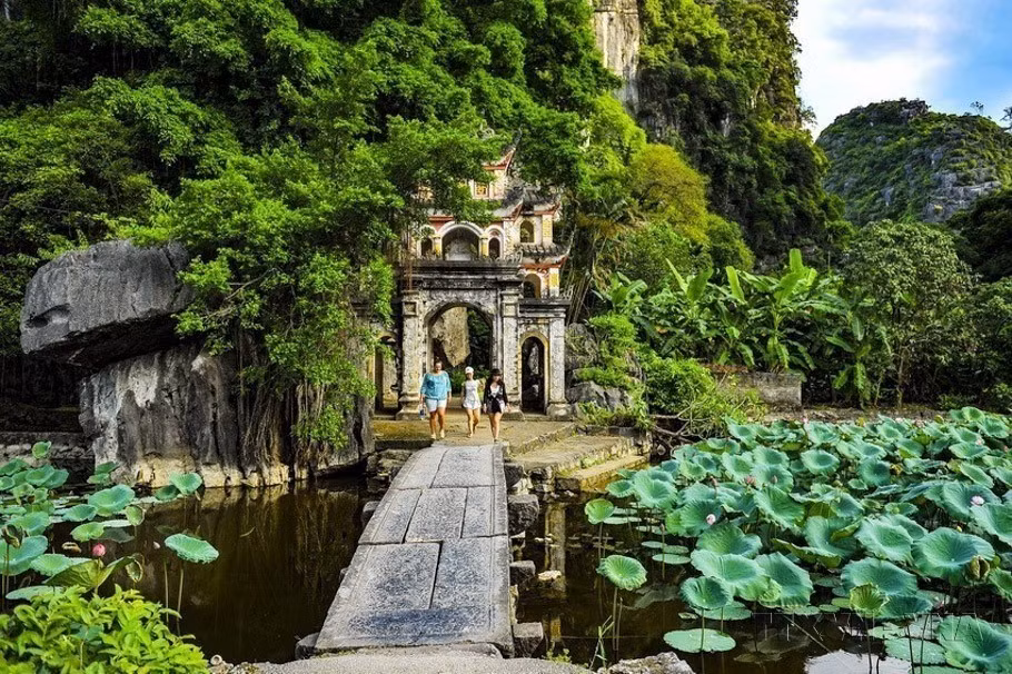 游客探访碧洞寺——长安名胜群旗下长安-三谷-碧洞国家级特殊风景名胜区的著名历史文化遗迹。图自 越通社