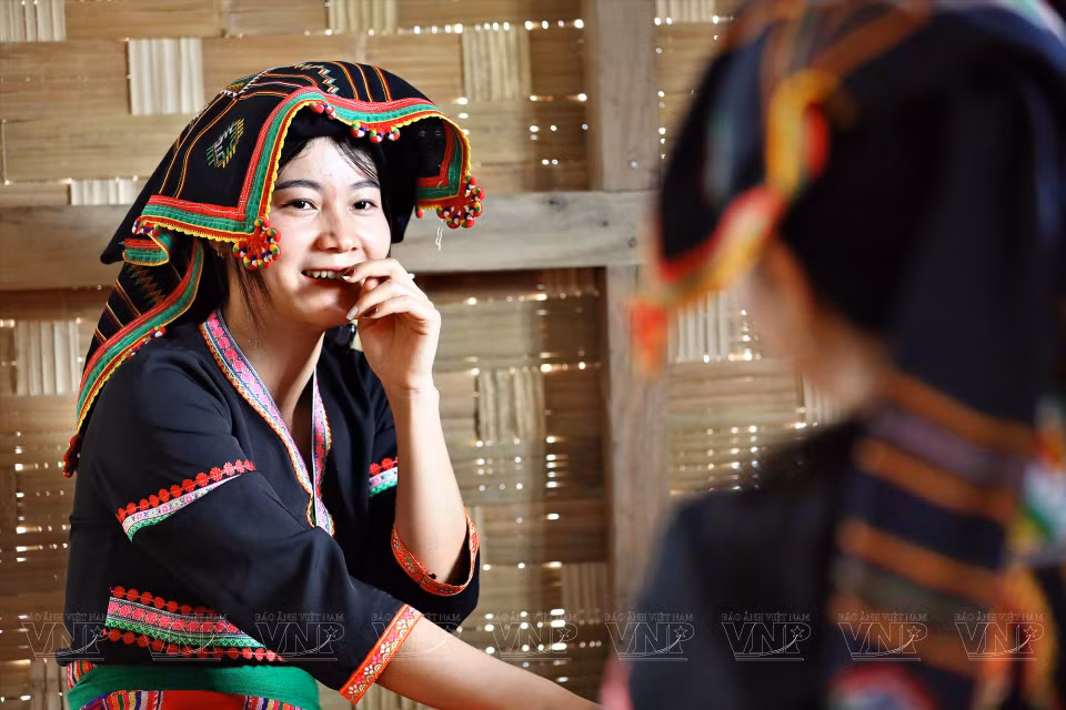 身着传统服饰的贡族姑娘。图自 越通社《越南画报》
