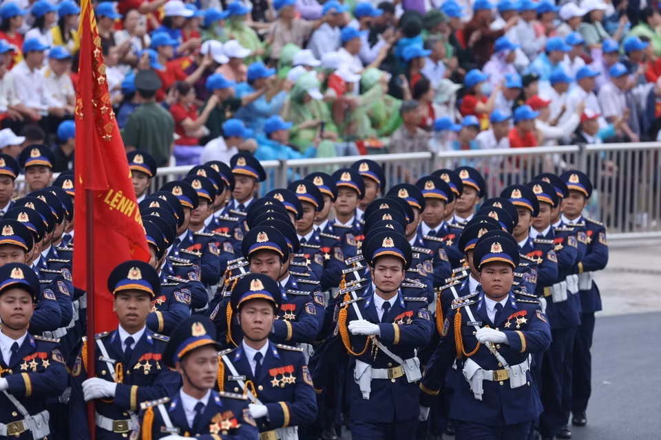越南人民军防空-空军军种军官参加奠边府大捷70周年阅兵式游行。图自越通社