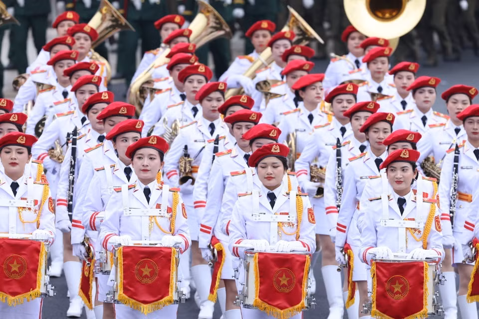 女子军乐队参加奠边府大捷70周年阅兵式游行。图自越通社