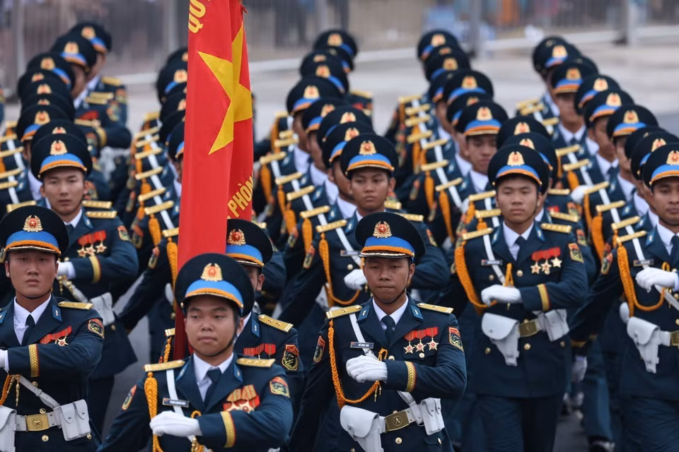 越南人民军防空-空军军种军官参加奠边府大捷70周年阅兵式游行。图自越通社