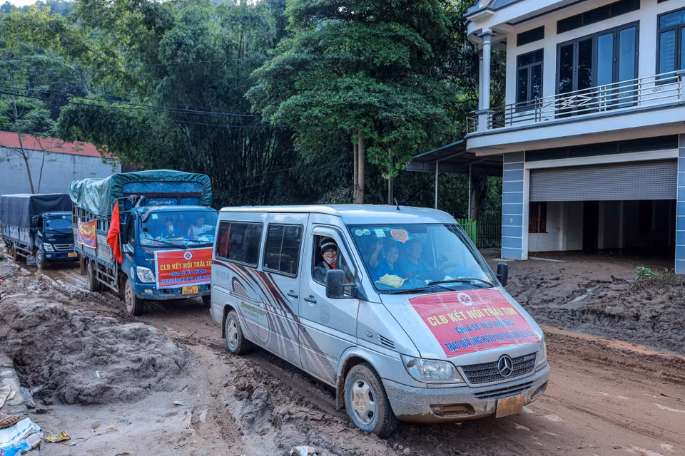 尽管前往保安县的道路非常困难，但救援物资仍然源源不断地运送到各灾区。图自 越通社