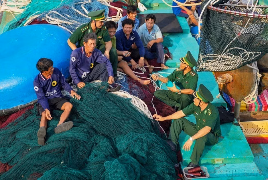 庆和省长沙岛边防哨所的干部战士始终与当地渔民紧密合作，积极为他们提供护航，确保渔民安全出海。图自 越通社