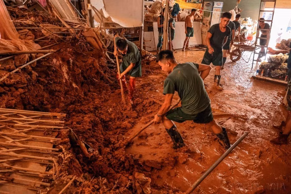 越南人民军第二军区第316师干部战士积极支持老街省宝安县福庆乡人民克服三号台风后果。图自 越通社