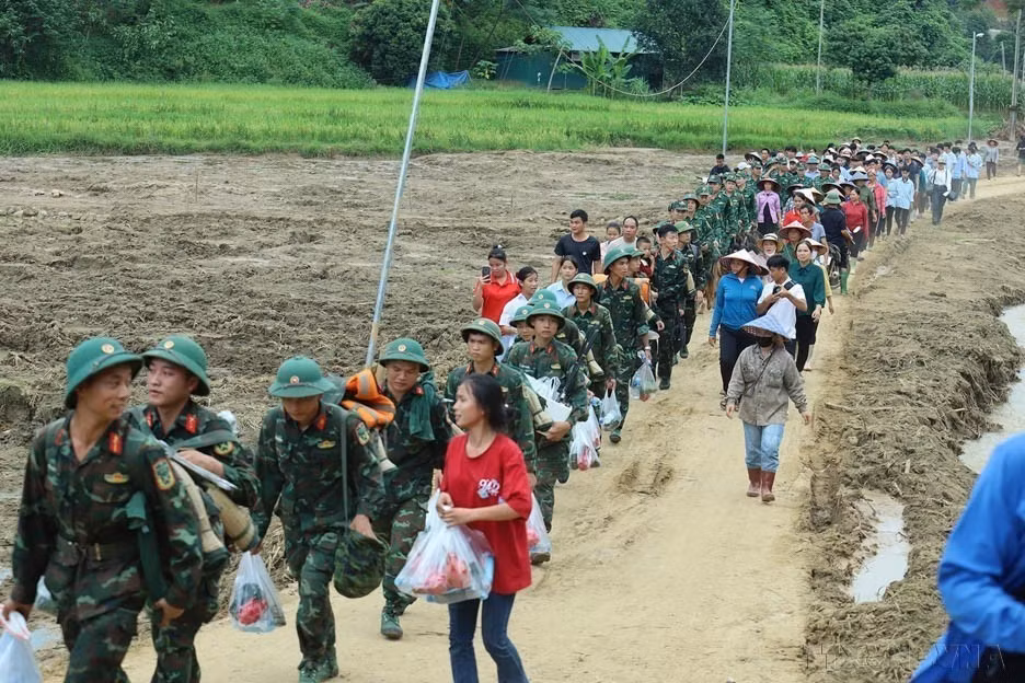 老街省宝安县福庆乡郎努村的村民们依依不舍地与参与第三号台风后搜救工作的越南人民军第二军区第316师第98团的干部战士告别（2024年9月24日）。图自 越通社