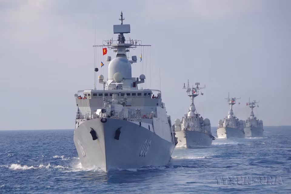 进行实弹射击训练海军四号区162旅的舰船在海上进行训练任务。图自越通社
