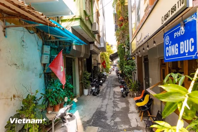 洞门街（Cổng Đục）也是河内一条鲜为人知的狭小街道。尽管街道狭短，却别具一格，成为河内街区多样化画卷中的一块独特拼图。图自 越通社《越南画报》
