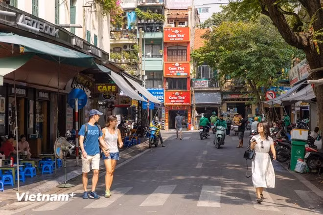 还剑湖街被誉为首都河内最短的街道。虽然只有短短一段路程，但因其直接通向还剑湖的独特位置，而依然扮演着重要的角色。图自 越通社《越南画报》