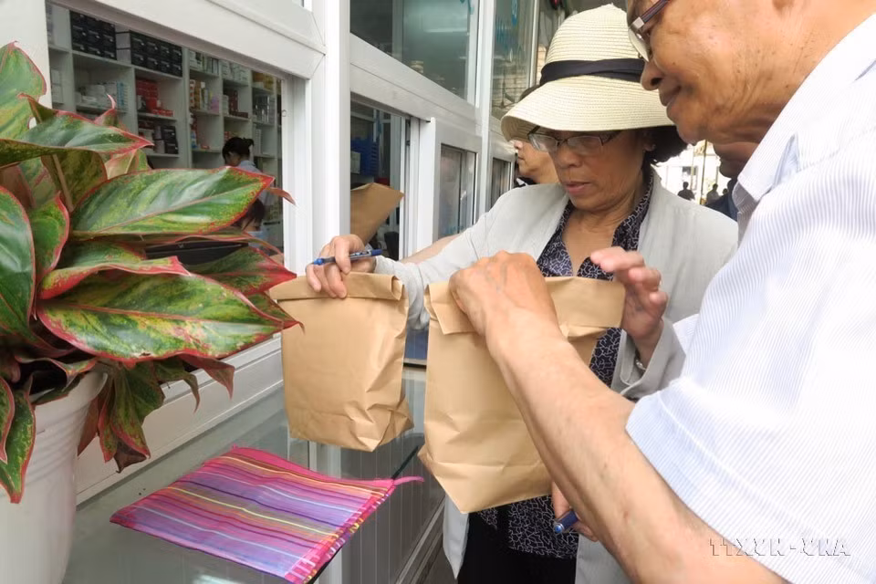 响应“跟塑料垃圾说不”的运动，胡志明市平民议员药店只使用纸袋存放药品。图自 越通社
