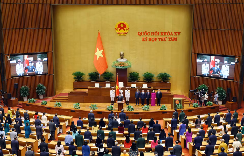 越南政府总理范明政、国会主席陈青敏、越南祖国阵线中央委员会主席杜文战以及各位国会副主席向越共中央总书记苏林和国家主席梁强赠送鲜花。图自越通社