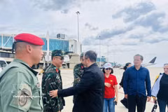 委内瑞拉外交部长伊万·希尔·平托为越南代表团送行。图自越南驻委内瑞拉大使馆/越通社