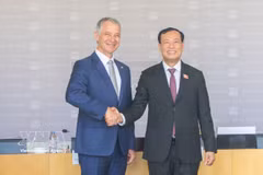 越南国会国防安全与对外委员会主任黎晋进与法国国民议会国防与武装力量委员会主席让-米歇尔·雅克合影。图自越通社