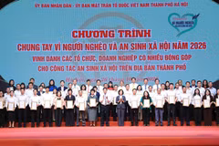 河内市越南祖国阵线委员会主席裴玄梅表彰对当地保障和改善民生工作作出巨大贡献的组织和企业。图自河内市委