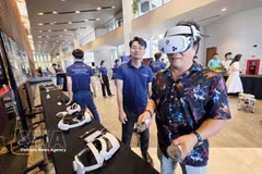 与会代表在论坛发布会上体验服务于旅游业的虚拟现实技术。图自越通社