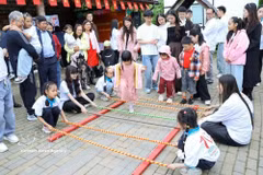 在白俄罗斯首都明斯克郊区克利诺克村举行的2026年越南语夏令营文化体验活动。图自越通社