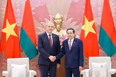 越南国会主席陈青敏与白俄罗斯国民会议代表院主席伊戈尔·谢尔盖延科。图自越通社