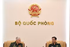 越南国防部副部长阮长胜上将与俄罗斯联邦武装力量总参谋部军事学院院长弗拉基米尔·博里索维奇·扎鲁德尼茨基撒花姑上将。图自人民军报