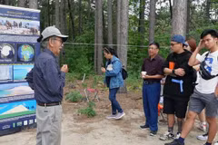 邓忠福博士（左）正在介绍平希沙丘的历史由来。图自越通社