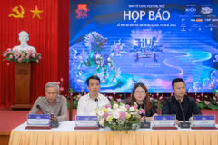 组委会成员向媒体提供相关信息。（组委会工图）