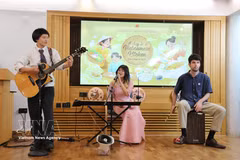 旅居牛津的越南留学生与英国朋友共同表演越南传统音乐。图自越通社