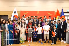 国会主席陈青敏及夫人与旅韩越南人代表合影。图自越通社