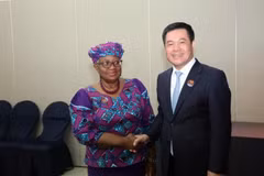 ，越南工贸部长阮鸿鸿延与世界贸易组织（WTO）总干事恩戈齐·奥孔乔·伊韦阿拉亲切握手。图自越通社