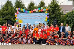 参与“越南语夏令营”活动的成员与各位代表合影。图自越通社
