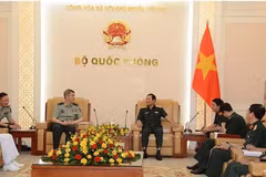 越南人民军总参谋长、国防部副部长阮新疆大将在河内会见中国国防大学政治工作部主任刘凯少将。图自《人民军队报》