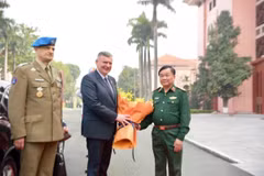 黄春战上将向波兰共和国国防部副部长帕维尔·贝伊达赠送献花。图自越通社