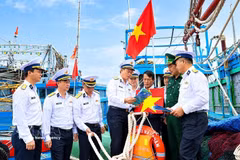 海军力量与地方政府紧密配合，积极宣传打击打击“非法、未不报告和不受管制”（IUU）捕捞活动。图自越通社