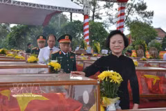 越共中央书记处书记、政府副总理、国家515指导委员会主任范氏清茶出席安葬仪式。图自越通社