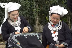 在风关山顶留住瑶前族锦缎灵魂的人。图自越南之声