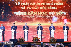 范明政总理与各位代表出席“数字扫盲运动”启动仪式。图自越通社