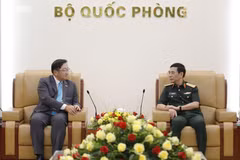 越共中央政治局委员、政府副总理、国防部部长潘文江大将会见马来西亚驻越南特命全权大使陈祥泰。图自《人民军队报》