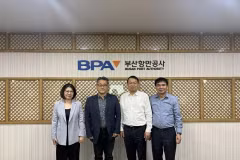 越南代表与釜山港湾公社代表合影。图自baoquocte.vn